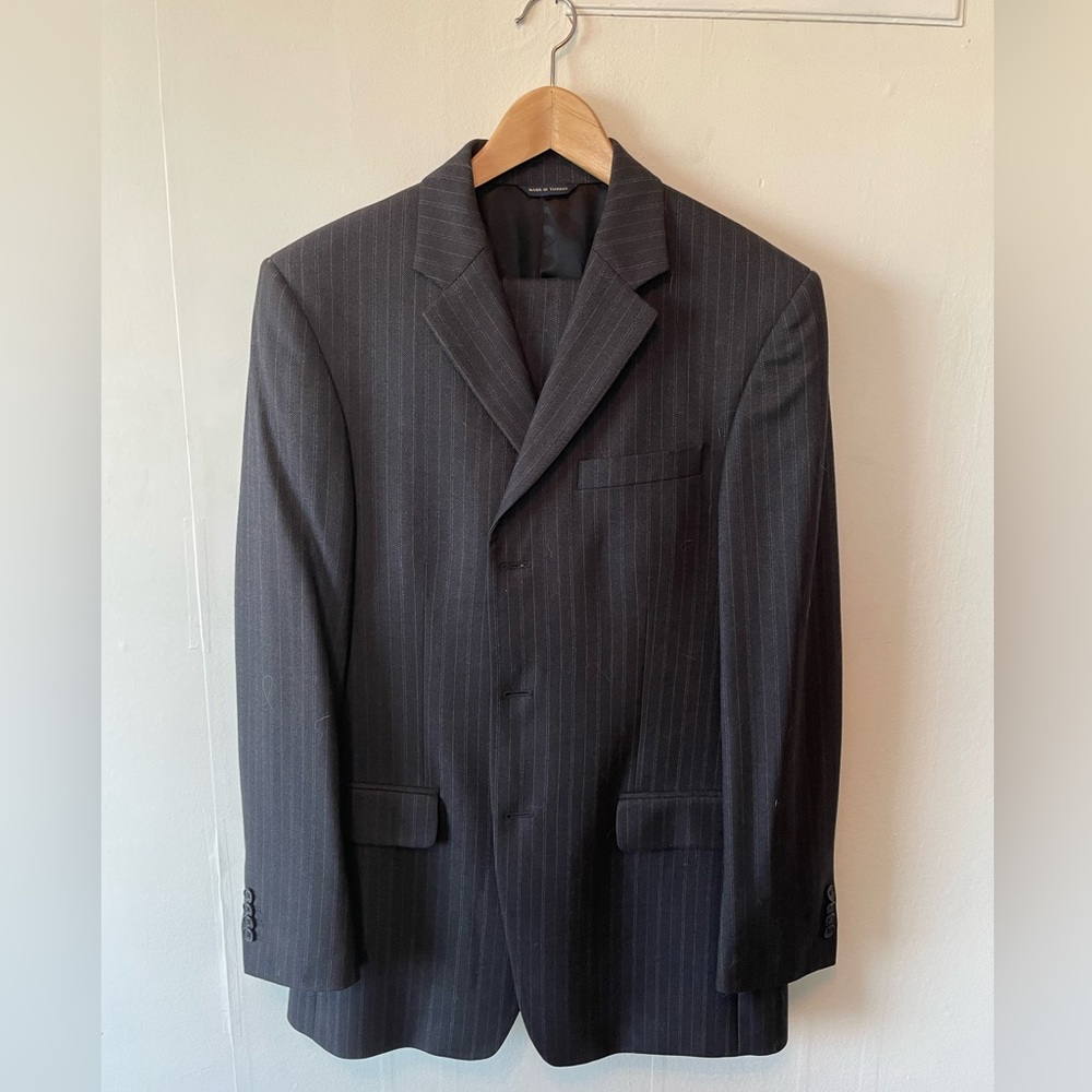 Banana Republic 2pc, 3 button, gray pinstripe suit. 40R 34x32